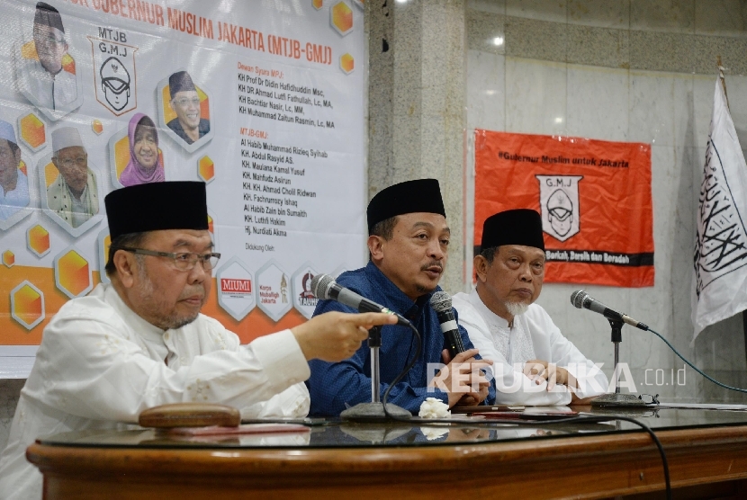 Dewan Syura Majelis Pelayan Jakarta (MPJ) Bachtiar Nasir (tengah).