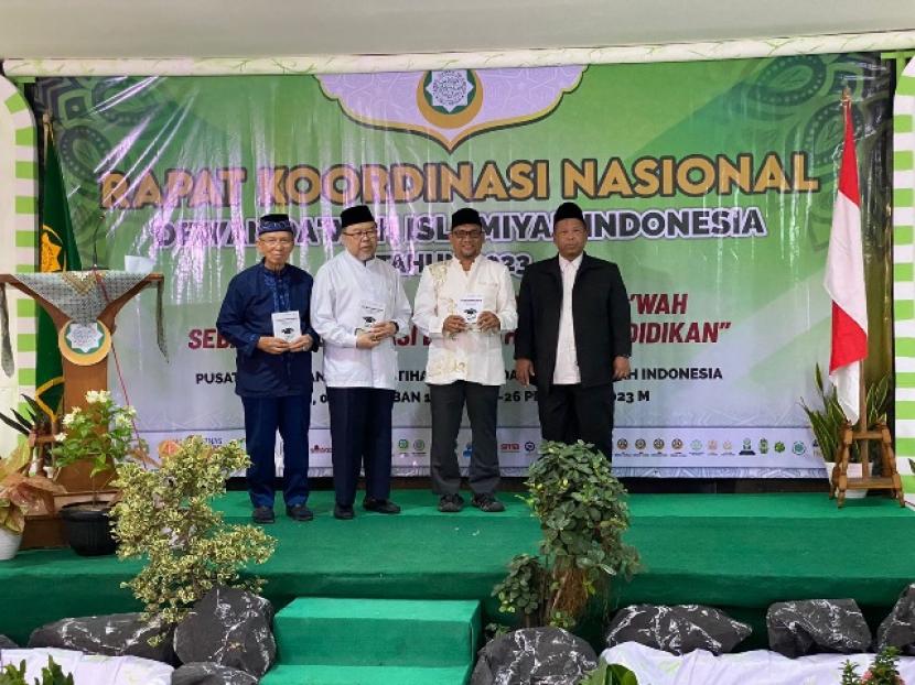 Jajaran pimpinan Dewan Da'wah Islamiyah Indonesia (DDII) dalam Rakornas 2023 di Pusdiklat DDII di Bekasi, Jumat (24/2/2023). Dalam acara ini, DDII mengukuhkan sebagai organisasi dakwah dan pendidikan.  