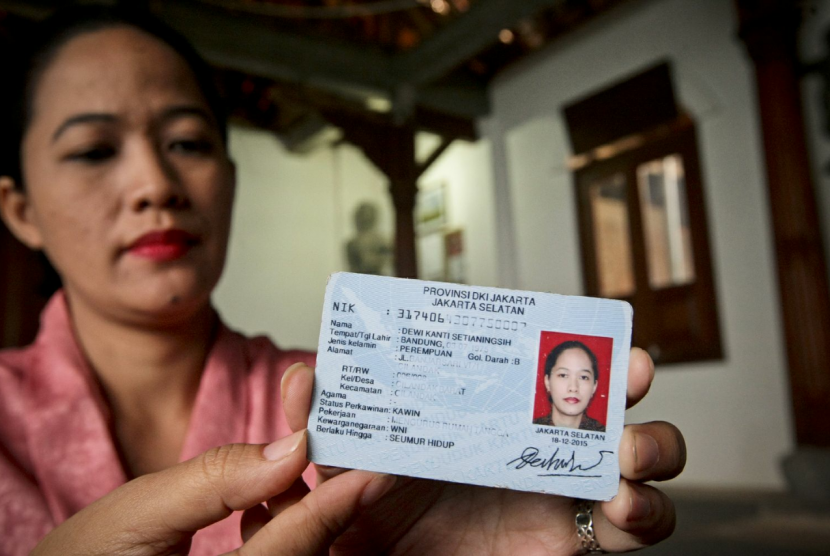 Dewi Kanti Setianingsih, a Sunda Wiwitan believer shows her ID card with religion column left empty.