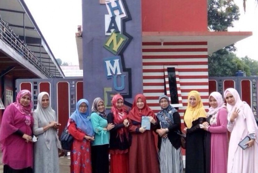 Dewi Pelangi Hijab (DPH) mengunjungi Ponpes Fathan Mubina di Ciawi Bogor, Jawa Barat, Sabtu (1/4/2017).