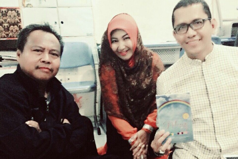 Dewi Pelangi (tengah) bersama Damanhuri Zuhri (kiri) dan produser Dhoni Ramadhan.