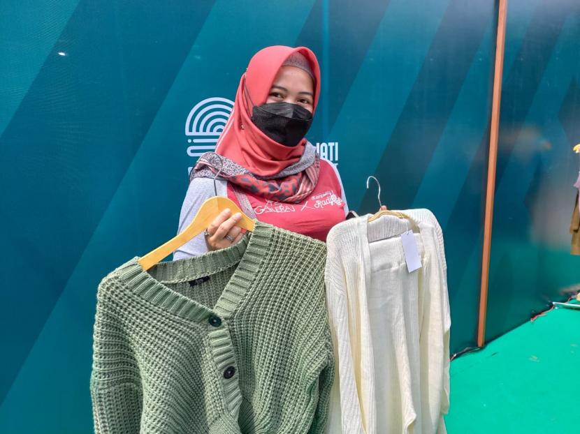 Dewi Ratna Purwanti, salah seorang pengrajin rajut di sentra rajut di Binong Jati, Kota Bandung sedang memegang produk rajut miliknya. Pemkot Bandung menetapkan kawasan rajut Binong Jati sebagai kampung wisata, Rabu (6/10). 