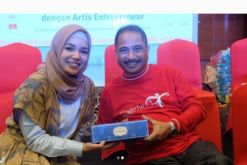 Dewi Sandra sesuai melakukan co-branding Wonderful Indonesia dan Pesona Indonesia di Jakarta.