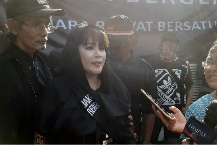 Dewi Tanjung saat aksi Anti-Anies di Patung Kuda, Jakarta.