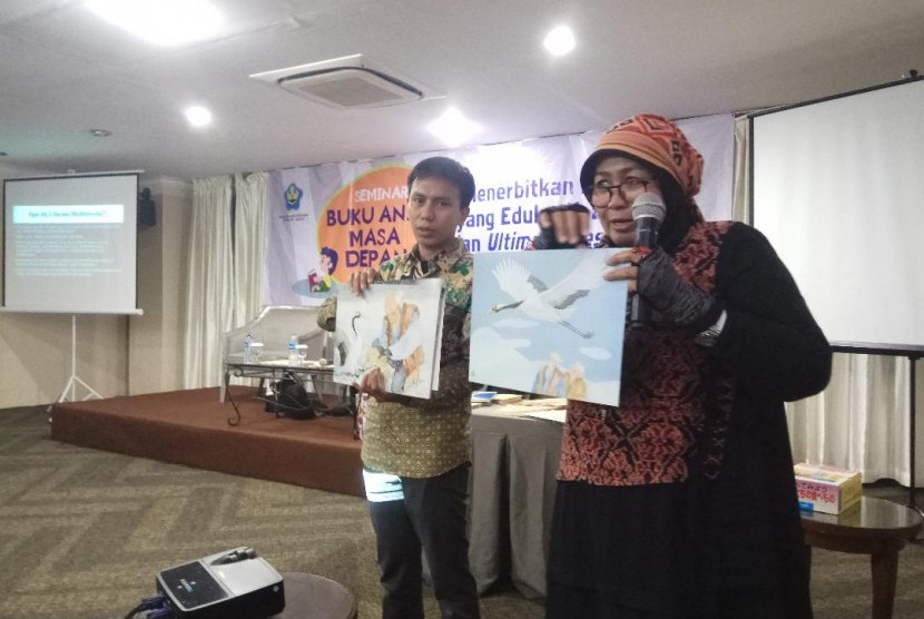 Dewi Utama Fayza, penulis buku anak dalam seminar 'Buku Anak Masa Depan' yang digelar IKAPI DKI Jakarta, di Hotel Gren Alia, Cikini, Jakarta, Rabu (23/1)
