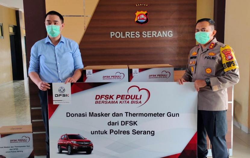 DFSK memberikan donasi masker dan thermogun di Banten. 