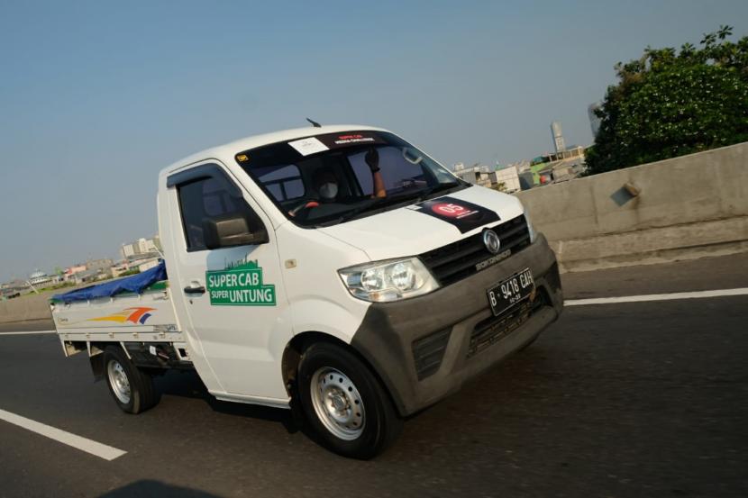 DFSK super cab ketika menjalani uji hemat BBM di Bali. PT Sokonindo Automobile (DFSK) menghadirkan kendaraan niaga ringan Super Cab yang memiliki biaya perawatan sangat terjangkau, yakni Rp 6.859 jika dikalkulasikan dalam hitungan per hari.