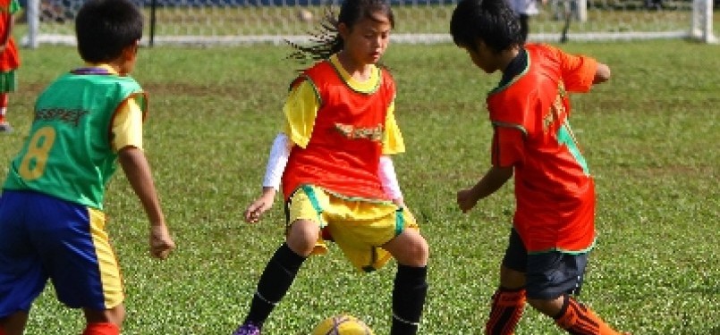 Dhanielle Daphne (kiri) satu-satunya anak perempuan yang mengikuti seleksi tim nasional U-12 di Lapangan C Senayan, Jakarta, Selasa (6/3). PSSI akan menjaring sekitar 25 pemain untuk mengikuti pemusatan latihan sebelum diseleksi kembali menjadi 18 pemain y