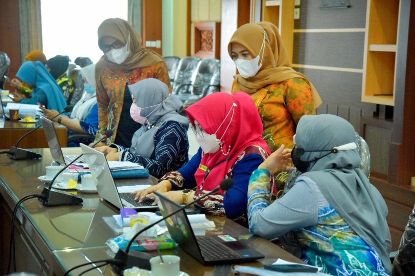 Dharma Wanita Persatuan (DWP) Provinsi Kalimantan Selatan (Kalsel), menyelenggarakan Pelatihan E-Reporting Laporan Pelaksana Program Kerja di Ruang H Maksid, Setdaprov Kalsel, Banjarbaru, Kamis (4/11).