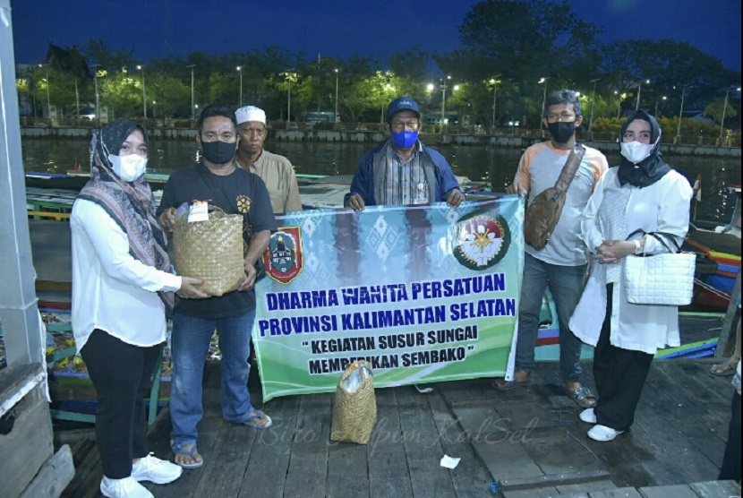 Dharma Wanita Persatuan (DWP) Provinsi Kalimantan Selatan menggelar aksi sosial berupa pembagian paket sembako kepada para  pedagang Pasar Terapung Lok Baintan, Kecamatan Sungai Tabuk,  Kabupaten Banjar, Sabtu (6/11) pagi.
