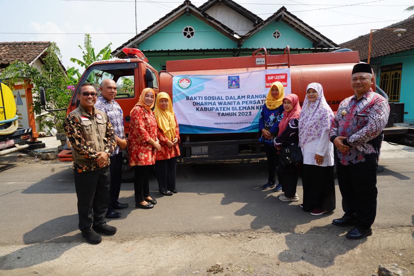 Dharma Wanita Persatuan Kabupaten Sleman menyalurkan bantuan air bersih ke Dusun Tangisan, Banyurejo, Tempel, Sleman, Senin (23/10/2023). 