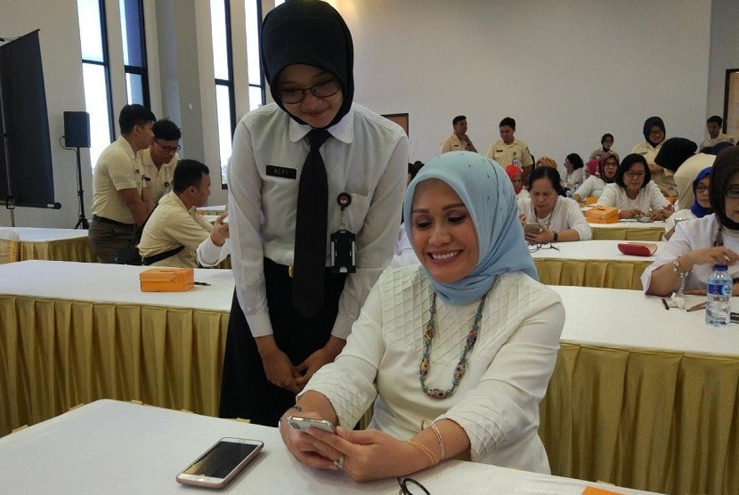 Dharma Wanita Persatuan Kementerian Pertahanan (Kemenhan) menggelar pelatihan penggunaan teknologi informasi dalam rangka meningkatkan kemandirian wanita di Pusat Data dan Informasi (Pusdatin) Kementerian Pertahanan RI, Pondok Labu, Jakarta Selatan, Senin (4/12).