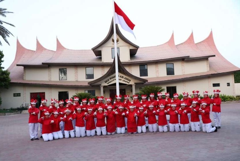 Ibu-ibu Dharma Wanita Persatuan KJRI Jeddah usai menari poco-poco