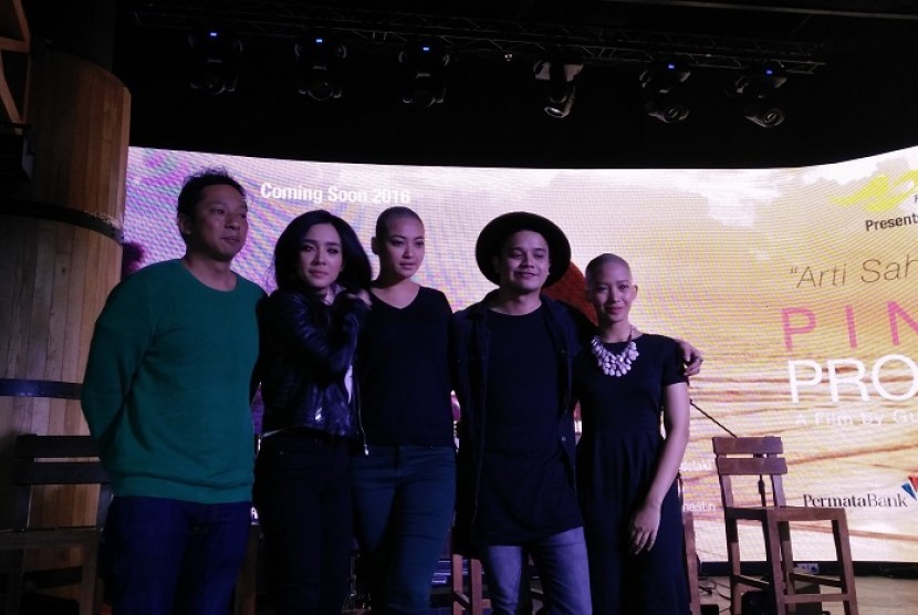 Dhea Seto (paling kanan) bersama sejumlah pemain film 'Pinky Promise'