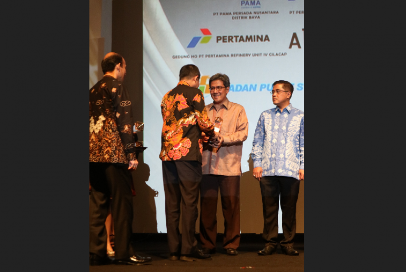 Dhony Rahajoe, Managing Director President Office Sinar Mas Land (kanan) mewakili Sinar Mas Land menerima penghargaan di ajang Malam Penganugerahan Penghargaan Subroto 2018 yang berlangsung di Jakarta, Jumat (28/9)