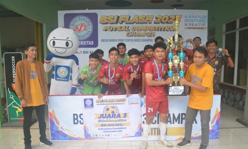 Di acara puncak kompetisi futsal BSI Flash 2023, SMK Pamor Cikampek meraih juara 3 setelah menang melawan SMK Jayabeka dengan skor 2-0. Tri Yulianto, Kapten Tim SMK Pamor Cikampek merasa bangga atas gelar juara 3 yang diraihnya bersama tim.