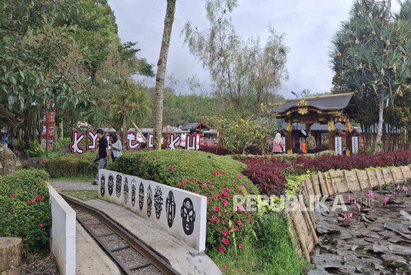 Di akhir libur sekolah dan penerapan work from anywhere (WFA) usai Lebaran 2026 di kawasan wisata Lembang, Kabupaten Bandung Barat (KBB), Jawa Barat mulai sepi. Seperti yang terpantau pada Ahad (29/3/2026) di Floating Market Lembang yang diguyur hujan deras sekitar pukul 12.00 WIB.