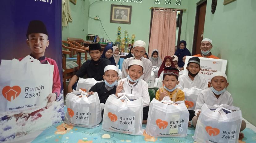 Di awal puasa Ramadhan, Rumah Zakat Jakarta bersama relawan membagikan 35 paket KLY atau Kado Lebaran Yatim, dari para donatur di dua wilayah Tebet, Jakarta Selatan dan Duren Sawit, Jakarta Timur. 