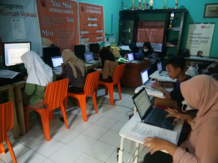 Di awal tahun 2022, para peserta kursus pelatihan komputer semakin semangat untuk terus mengikuti pelatihan di Rumah Vokasi LKP Berdaya Cisolok dibawah bimbingan relawan Rumah Zakat Desa Berdaya Cisolok, Sukabumi, Senin (03/01).