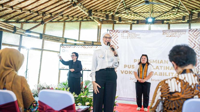 Di awal tahun 2023, Angkie Yudistia membuat gebrakan untuk disabilitas Indonesia dengan meluncurkan program Pusat Pelatihan Vokasi Disabilitas yang bertempat di Sekolah PKBM Alfa Omega di Tangerang, Banten, Jumat (17/2/2023).