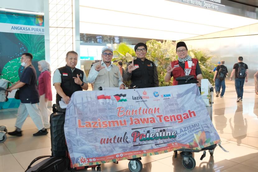 Di Bandara Internasional Soekarno-Hatta, Tangerang, Rabu (18/9/2024), delegasi LazisMu yang tergabung dalam POROZ akan berangkat ke Amman untuk menyalurkan bantuan kepada warga Palestina via perbatasan Yordania.