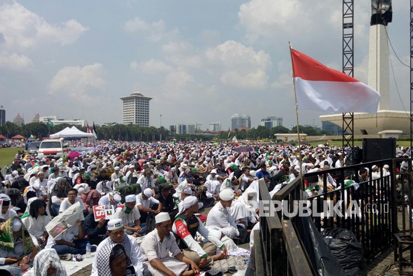 Di bawah terik matahari ratusan ribu peserta Aksi solidaritas 'Indonesia Bebaskan Al Quds' melaksanakan shalat Jumat berjamaah di area Monas, Jakarta Pusat, Jumat (11/5).