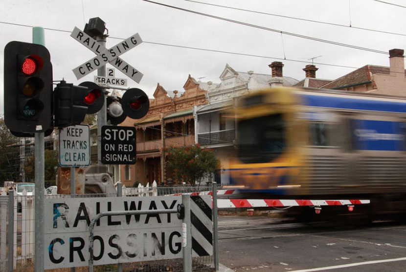 Di beberapa jalan di Melbourne masih terdapat palang pintu kereta.