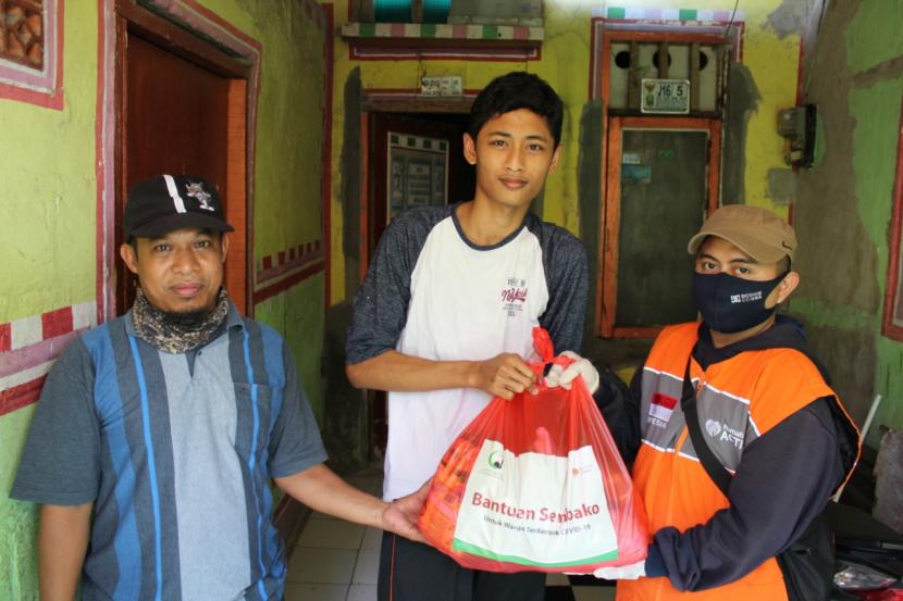 Di bulan Ramadhan yang penuh berkah ini, Relawan Rumah Zakat Bekasi melakukan aksi berbagi 100 paket sembako yang berisi beras 5kg, mie instan 12pcs, sarden 7klg dan minyak 2liter. 