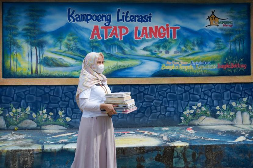 Di BUMN Holding Industri Pertambangan, Mining Industry Indonesia (MIND ID), program  employee volunteering disebut Senyawa. Salah satu kegiatannya pengumpulan buku yang didistribusikan kepada anak-anak disekitar wilayah operasi.
