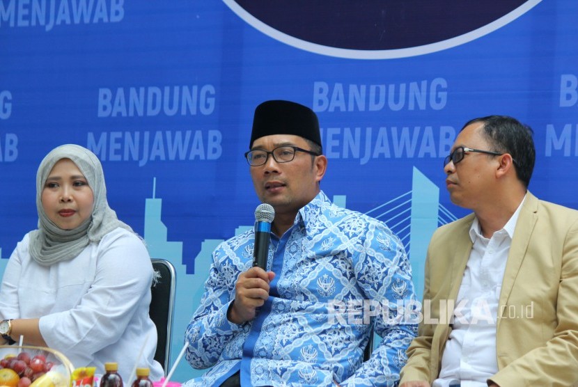 Di dampingi Ketua KPU Kota Bandung Rifqi Alimubarok (kanan) dan Ketua Panwaslu Kota Bandung Farhatun Fauziah (kedua kiri), Wali Kota Bandung Ridwan Kamil menjelaskan kesiapan pilkada serentak di Kota Bandung pada acara Bandung Menjawab, di Taman Balai Kota, Selasa (26/6).