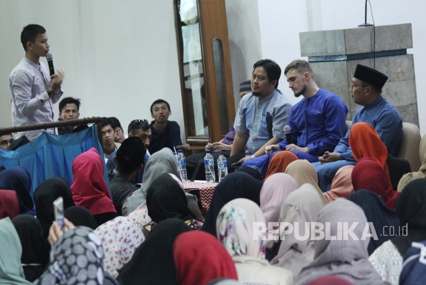 Di dampingi Wali Kota Bandung Ridwan Kamil (kanan) Hafiz muda asal Amerika Fatih Seferagic berdialog dengan mahasiswa di Masjid Unisba, Kota Bandung, Jumat (17/11).