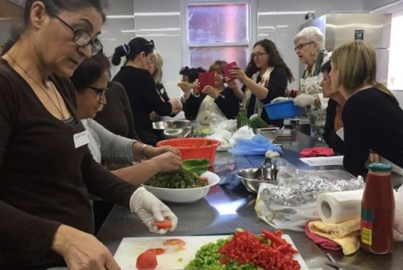 Di dapur Sinagoga Emanuel, para perempuan tertawa, bernyanyi dan berbagi cerita.