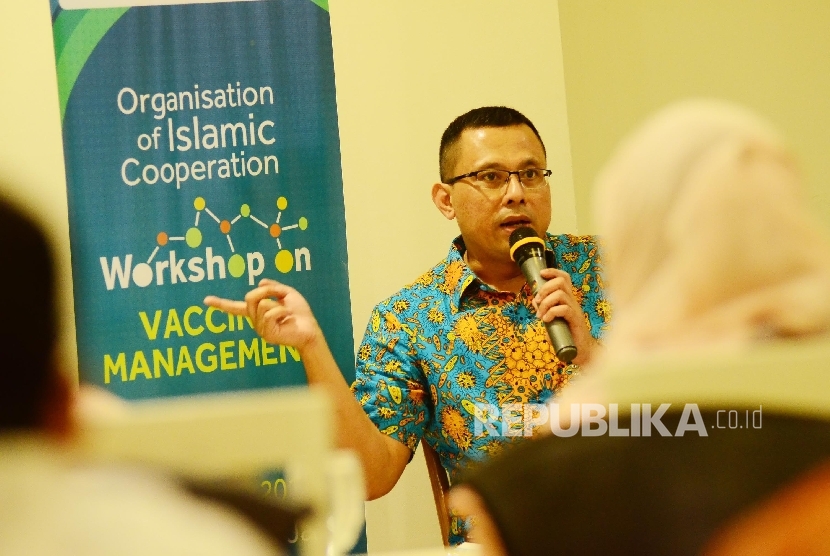 Di depan awak media, Corporate Secretary Bio Farma M Rahman Rustan, menjelaskan tentang rencana kegiatan workshop produksi vaksin bagi negara Islam, di Kota Bandung, Jumat (11/11).