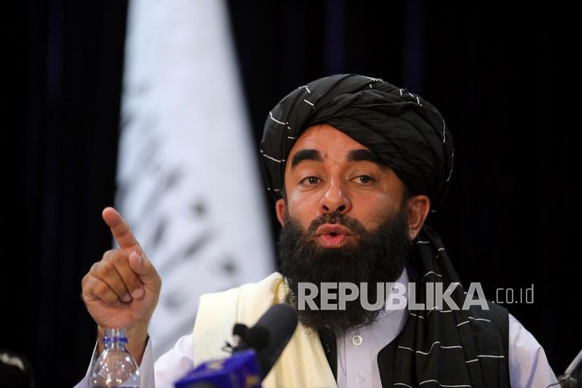 Taliban Nyatakan Siap Perangi ISIS. Di depan bendera Taliban, juru bicara Taliban Zabihullah Mujahid berbicara pada konferensi pers pertamanya, di Kabul, Afghanistan, Selasa, 17 Agustus 2021. 