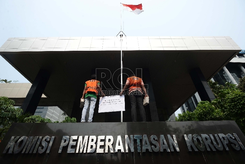 Aksi demo menolak Revisi UU KPK di depan Gedung KPK, Jakarta, Kamis (8/10).