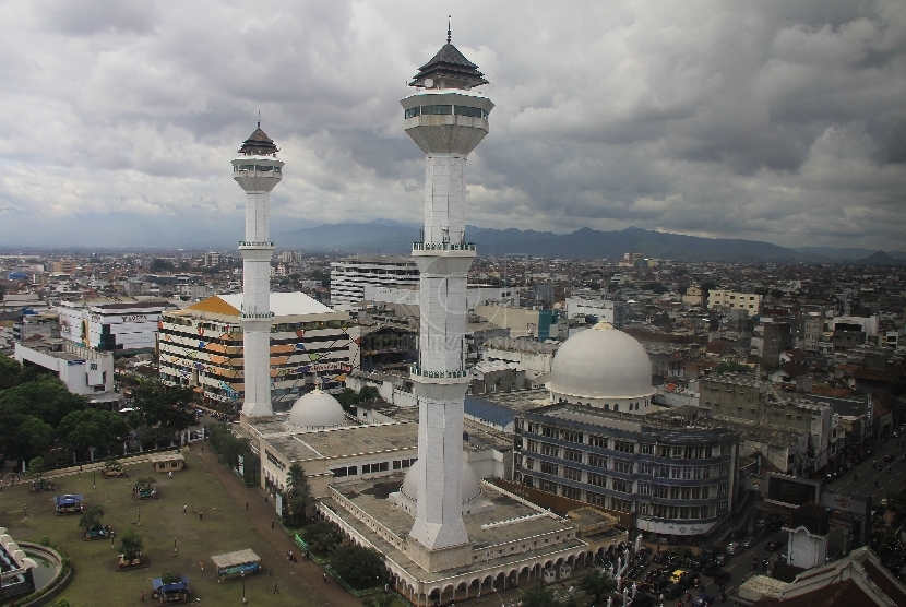 Masjid Raya Bandung. Jadwal buka puasa Ramadhan Kota Bandung.
