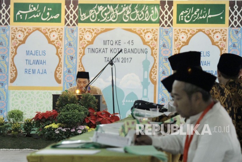 Di depan para juri Salah satu peserta tampil pada acara Musabaqah Tilawatil Quran (MTQ) ke-45 dalam rangka Hari Jadi Kota Bandung ke-207, di Masjil Al Ukhuwwah, Rabu (4/10).