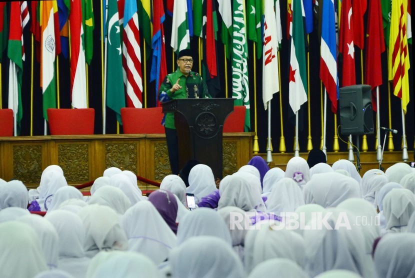 Di depan ribuan peserta seminar yang datang dari berbagai daerah di Indonesia, Wakil Gubernur Jabar Deddy Mizwar memberikan sambutan pada Muktamar XI Seminar dan Lokakarya Nasional Wanita Islam, di Gedung Merdeka, Kota Bandung. 