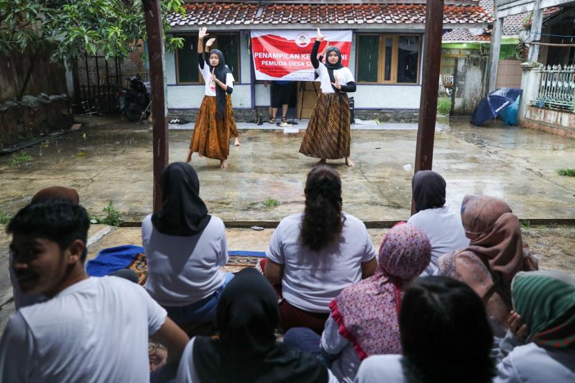 Di depan warga Kabupaten Bandung, Jawa Barat, PMN menggelar kegiatan Penampilan Kreasi Seni Lengser dan Jaipong di Desa Sukamulya, Kecamatan Rancaekek. 