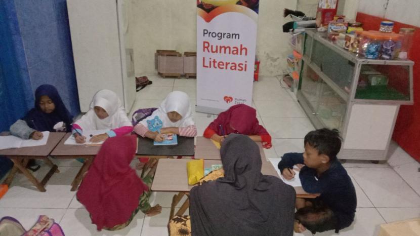 Di Desa Berdaya Banjaranyar, Kecamatan Balapulang, Rumah Zakat menginisiasi hadirnya Rumah Cerdas Al Fatih yang kegiatannya berfokus pada bidang pendidikan terutama bagi anak-anak dhuafa.