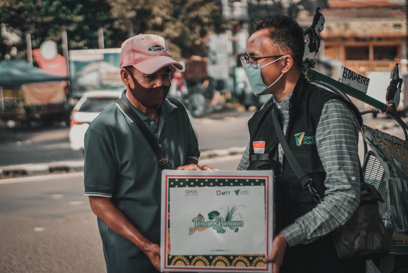  Di hari pertama bulan Ramadhan 1441 H, Dompet Dhuafa Jabar dan Majelis Telkomsel Taqwa (MTT) Regional Jawa Barat membagikan bantuan sembako kepada warga dhuafa di beberapa lokasi di Kota Bandung, Jumat (24/4). 