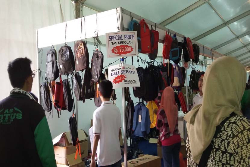 Di Jakbook Ikapi 2015, para pengunjung bisa membeli tas dengan harga murah dan sepatu berhadiah kaos kaki.