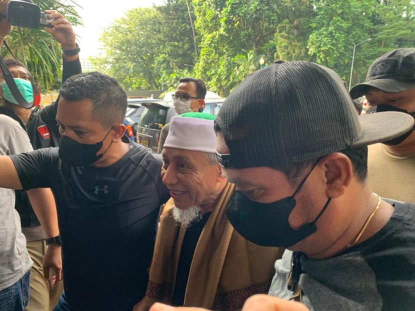 Di kawal ketat, pimpinan Khilafatul Muslimin Abdul Qadir Baraja telah tiba di Polda Metro Jaya, Jakarta Selatan, Selasa (7/6) sekitar pukul 16.15 WIB. 