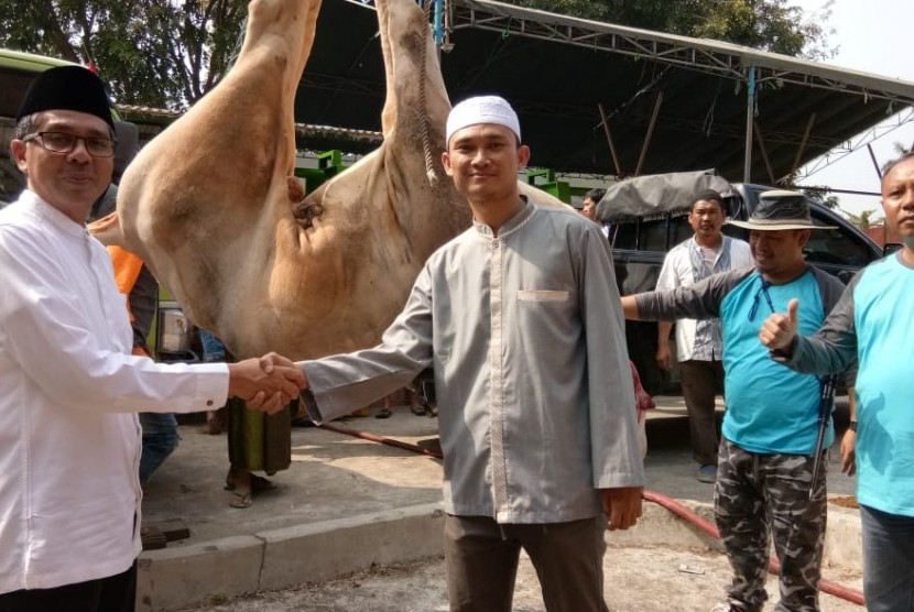 Di lingkungan Pertamina RU VI Balongan, Ketua BDI RU VI Asrinur menyebutkan,  jumlah toal hewan kurban yang dihimpun dari tiga masjid yang dikelola Badan Dakwah Islam (BDI) Pertamina RU VI Balongan mencapai 33 sapi dan 67 kambing. Dari jumlah itu, yang disembelih di halaman Masjid Sabilul Muttaqin Bumi Patra mencapai 19 ekor sapi dan 55 ekor kambing.