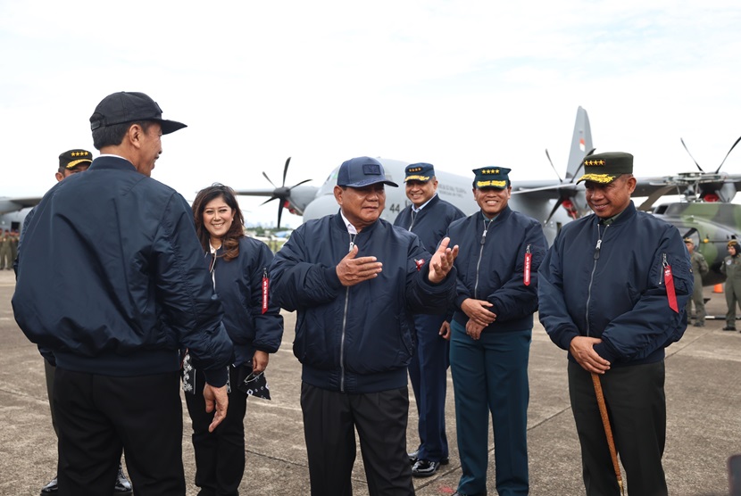 Acara penyerahan pesawat keempat C-130J Super Hercules diwarnai satu momen menarik saat Presiden Joko Widodo (Jokowi), dan Menhan Prabowo menggunakan jaket bomber yang sama