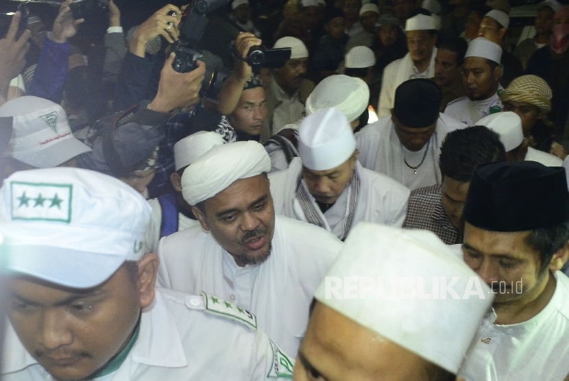 Di Masjid Pusdai, Kota Bandung, Habib Rizieq Shihab hadir di depan massa usai diperiksa di Mapolda Jabar, Senin (13/2).