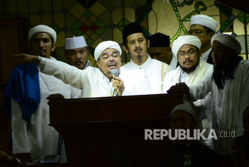 At the Pusdai Mosque, Bandung City, West Java, Habib Rizieq Shihab spoke to the peoples. He was examined as suspect in alleged defamation of Pancasila and Sukarno at West Java Police headquarters on Monday (Feb 13).