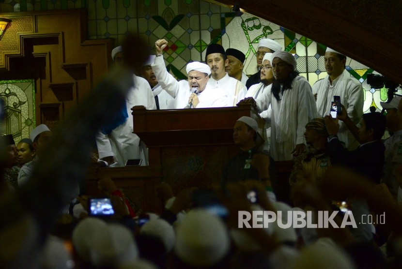At Pusdai Mosque, Bandung, West Java, Habib Rizieq Shihab give explanation to the mass after being questioned by the West Java Police on Monday (January 13).