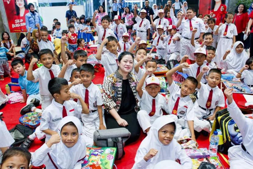 Di momen Hardiknas yang tepat jatuh pada hari ini, Puan menyampaikan harapan agar pendidikan Indonesia bisa semakin maju. 