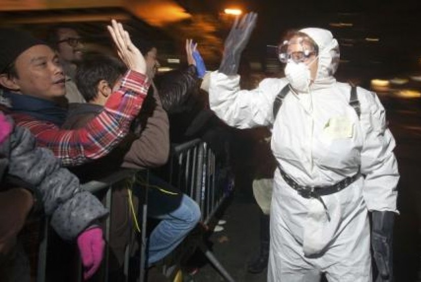 Di New York, seorang pria mengenakan kostum khusus anti penyakit ebola sebagai bagian dari parade Halloween.